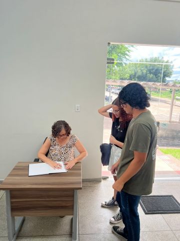 Arquvisita Euliene Rocha (Chefe do Arquivo Geral) e Alunos do primeiro período do curso de História da UFCG (Visita técnica)